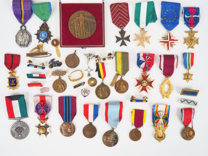 Lot d’une vingtaine de décorations pendantes avec leur ruban spécifiqu
