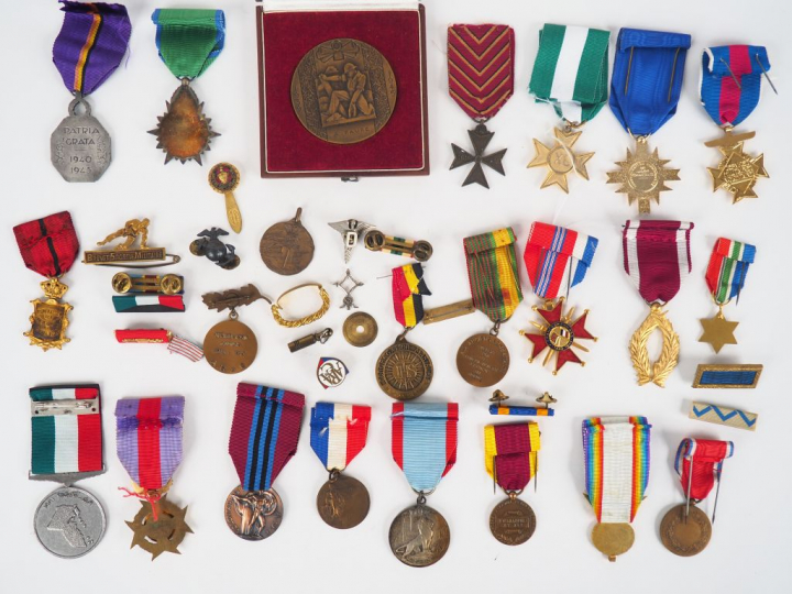 Lot d’une vingtaine de décorations pendantes avec leur ruban spécifiqu