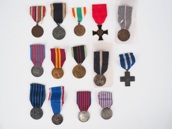 Lot de 14 décorations italiennes diverses dont deux médailles de la gu
