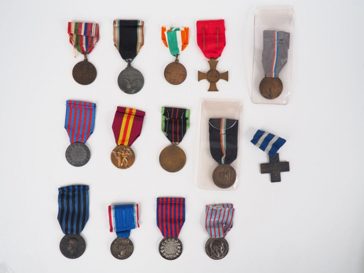 Lot de 14 décorations italiennes diverses dont deux médailles de la gu