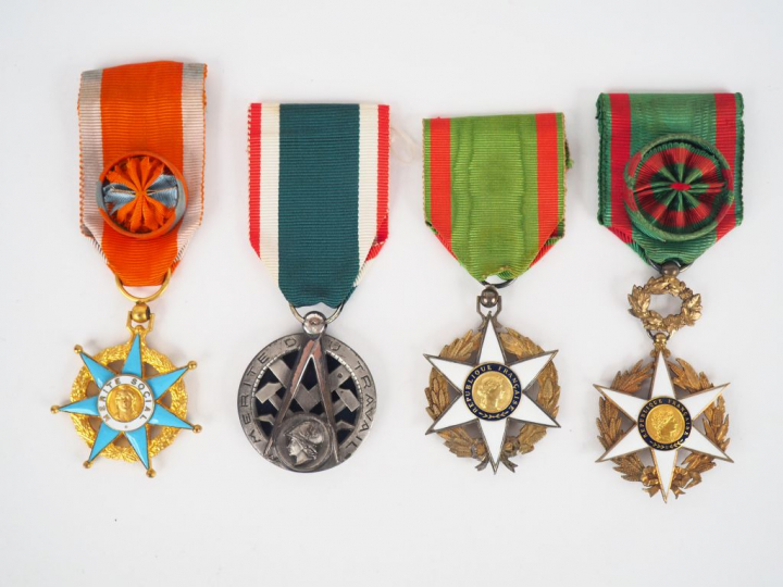 Lot de 4 décorations françaises avec ruban dont un a bouffette de l’or