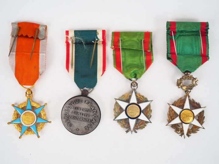 Lot de 4 décorations françaises avec ruban dont un a bouffette de l’or