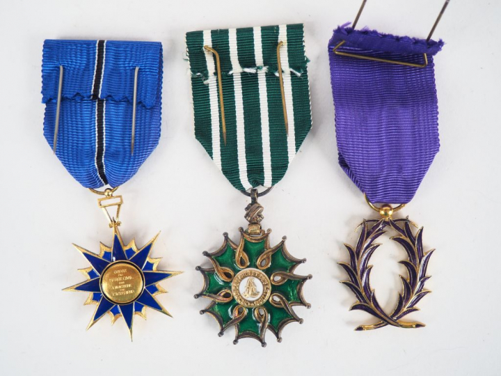 Lot de trois décorations françaises dont officier des palmes académiqu