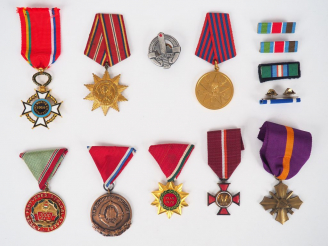 Vente aux enchères Lot de 10 décorations de divers pays pour collectionneur débutant ou v