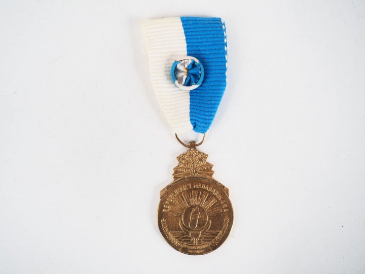 Médaille d’or du mérite malgache dans sa version post indépendance (19