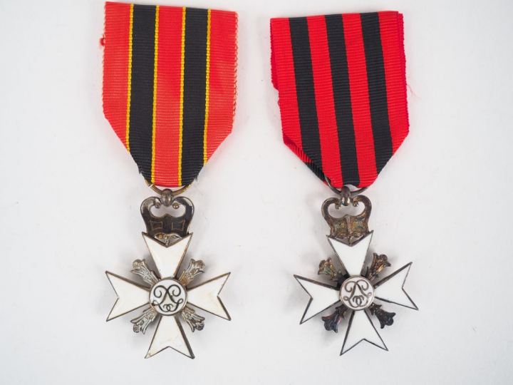 Deux croix civiques belges branches de la croix émaillées blanc, avec 