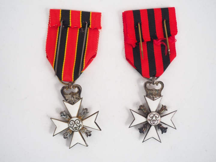 Deux croix civiques belges branches de la croix émaillées blanc, avec 