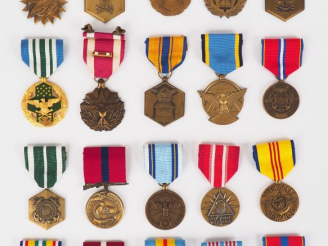 Vente aux enchères Lot de 20 décorations U.S. diverses post 1945 avec leurs rubans. Occas