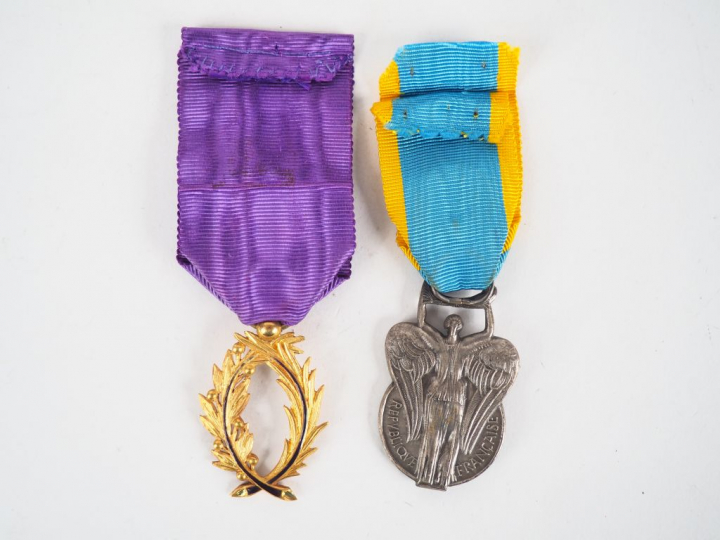 Décoration française des palmes académiques, module en bronze doré et 