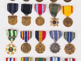 Vente aux enchères Lot de 20 décorations U.S. diverses post 1945 avec leurs rubans. Occas