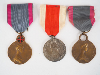 Vente aux enchères Lot de trois décorations célébrant l’action caritative d’Elisabeth Rei