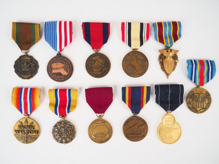 lot de 11 décorations U.S. diverses post 1945 avec leurs rubans. Occas