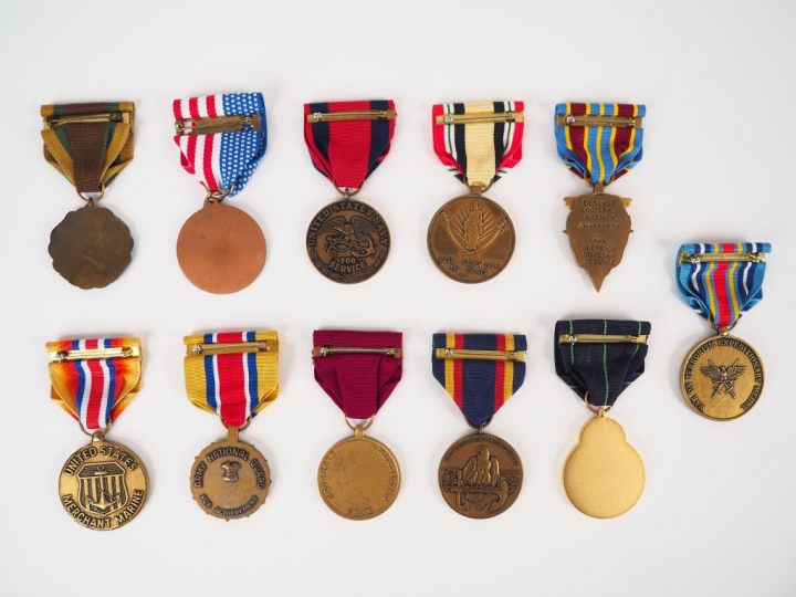 lot de 11 décorations U.S. diverses post 1945 avec leurs rubans. Occas