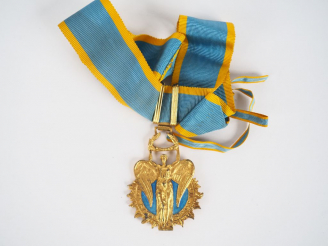 Vente aux enchères Belle cravate avec son bijou de commandeur de l’ordre du mérite sporti