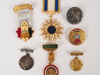 Vente aux enchères Lot de 7 décorations diverses dont Moyen-Orient. (Etat 1)