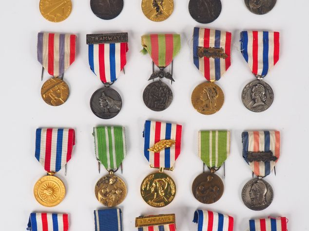 Lot de 17 décorations française dont 2 coloniales sur le thème des che