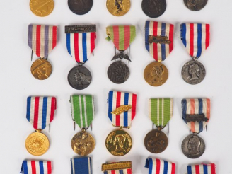 Vente aux enchères Lot de 17 décorations française dont 2 coloniales sur le thème des che