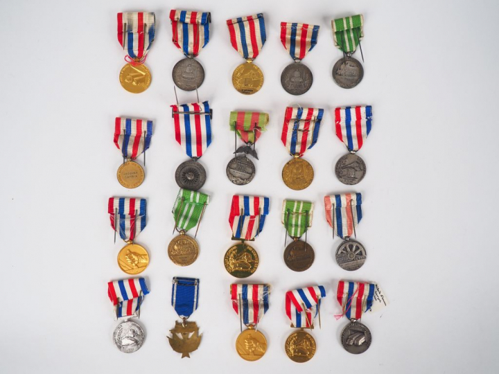 Lot de 17 décorations française dont 2 coloniales sur le thème des che