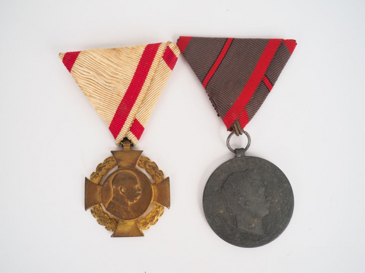 Croix austro-hongroise en bronze biface célébrant le jubilé de l’emper