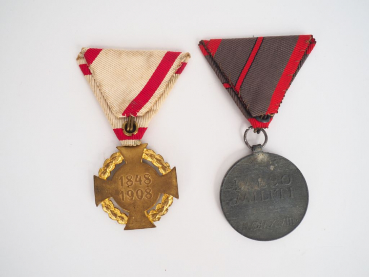 Croix austro-hongroise en bronze biface célébrant le jubilé de l’emper