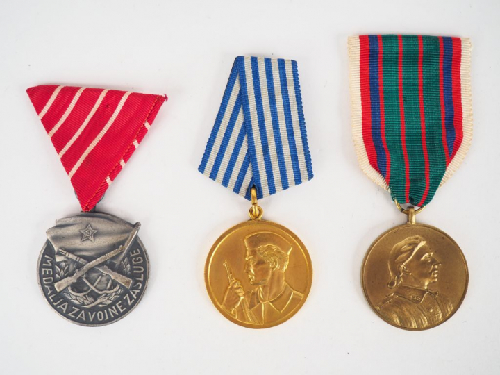 Lot de trois décorations dont un médaille de la bravoure yougoslave in