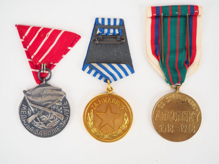 Lot de trois décorations dont un médaille de la bravoure yougoslave in