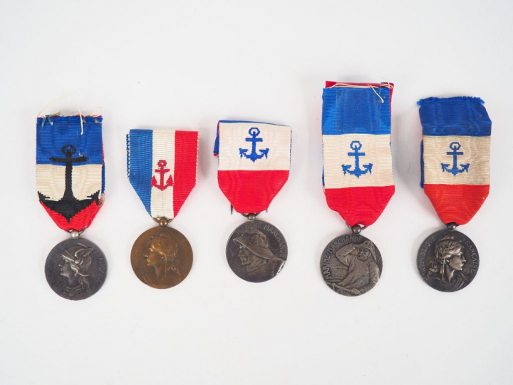 Lot de cinq décorations françaises différentes sur le thème de la mari