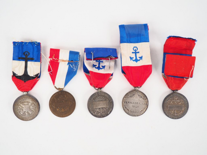 Lot de cinq décorations françaises différentes sur le thème de la mari