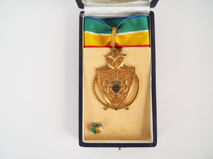 Boite contenant une cravate de commandeur de l’ordre gabonais de l’ord