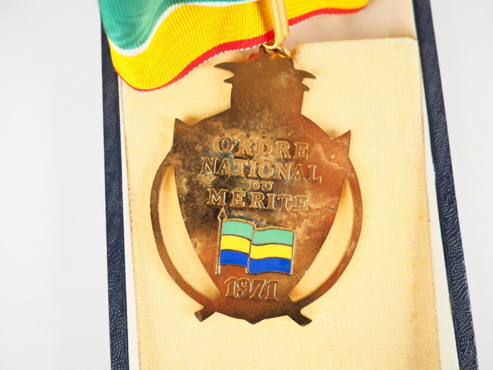 Boite contenant une cravate de commandeur de l’ordre gabonais de l’ord