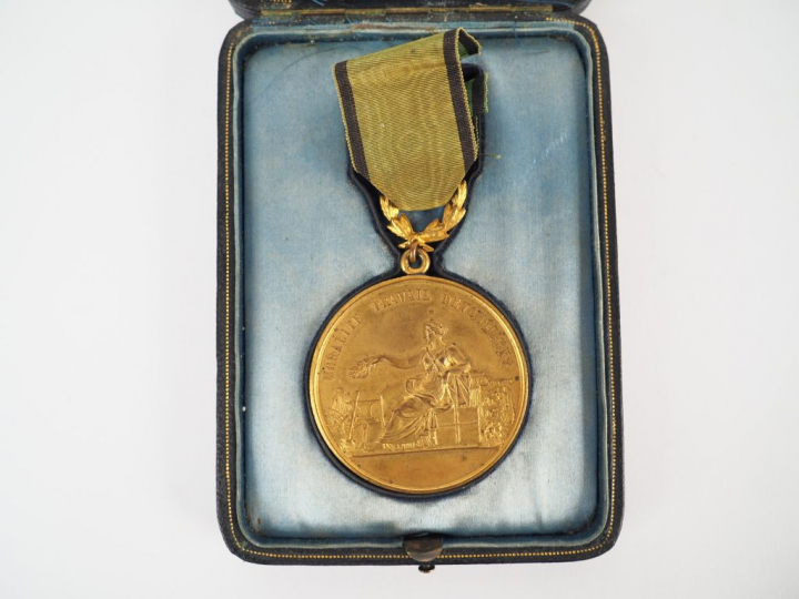 Boite contenant sur lit de soie synthétique bleu insolé, une belle méd