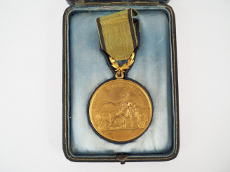 Vente aux enchères Boite contenant sur lit de soie synthétique bleu insolé, une belle méd