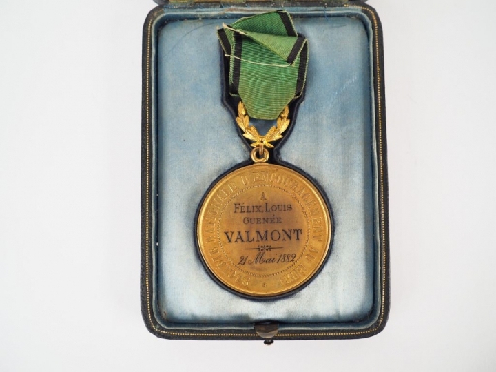 Boite contenant sur lit de soie synthétique bleu insolé, une belle méd