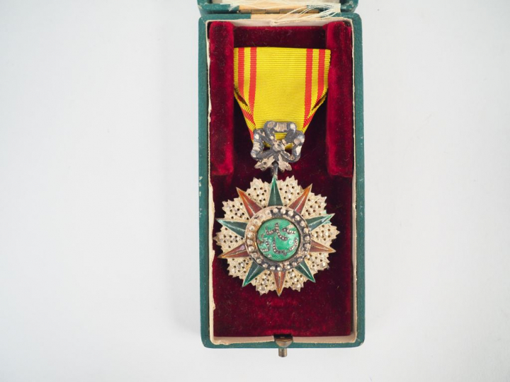 Boite d’origine vert pâle avec marquage doré sur le couvercle et conte