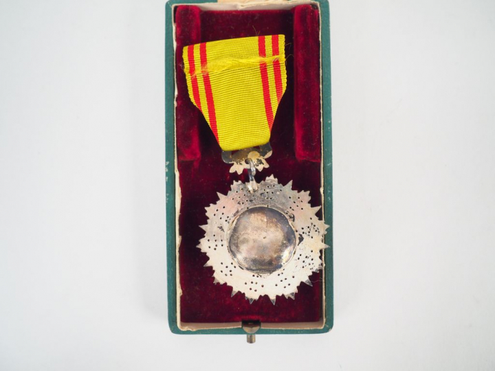 Boite d’origine vert pâle avec marquage doré sur le couvercle et conte