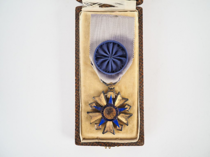 Boite contenant une étoile d’officier de l’ordre de la santé publique,