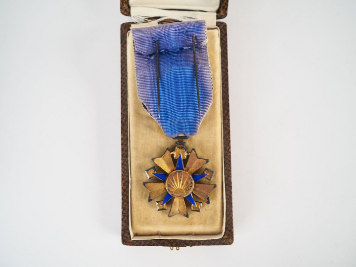 Boite contenant une étoile d’officier de l’ordre de la santé publique,