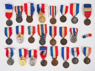 Vente aux enchères Lot de 23 décorations françaises émises par le ministère de l’intérieu