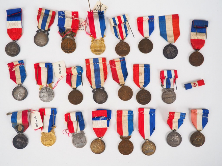 Lot de 23 décorations françaises émises par le ministère de l’intérieu
