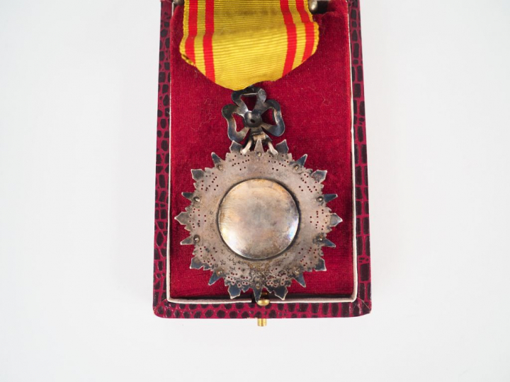 Boite rouge en cartonnage pâle contenant une étoile de chevalier de l’