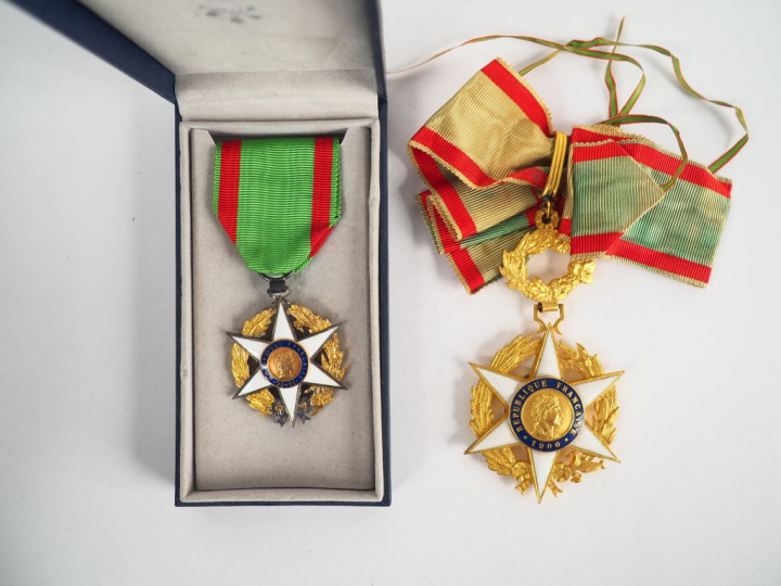 Boite moderne en plastique bleu nuit de la société Arthus Bertrand con