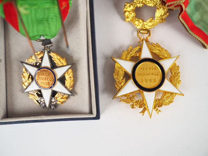 Boite moderne en plastique bleu nuit de la société Arthus Bertrand con