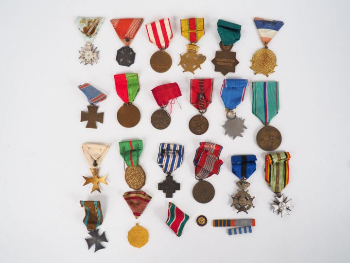 Lot de 20 décorations pendantes de divers pays majoritairement d’Europ