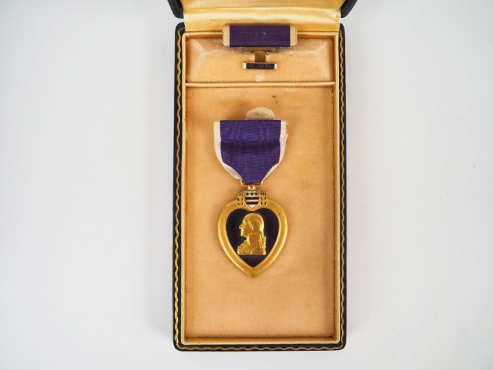 Boite bleu à filets dorés contenant une médaille U.S. « Purple Heart »
