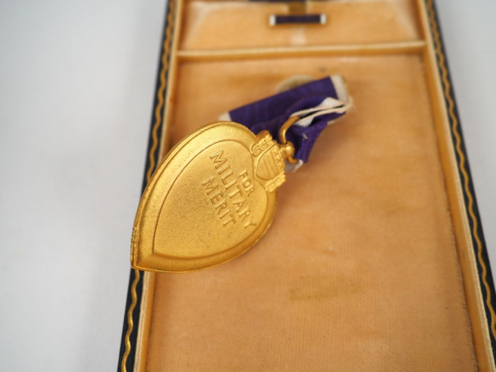 Boite bleu à filets dorés contenant une médaille U.S. « Purple Heart »