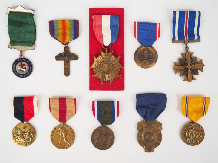 Lot de 10 décorations pendantes avec leur ruban spécifiques émises par