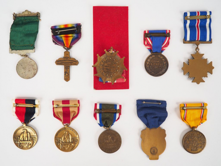 Lot de 10 décorations pendantes avec leur ruban spécifiques émises par