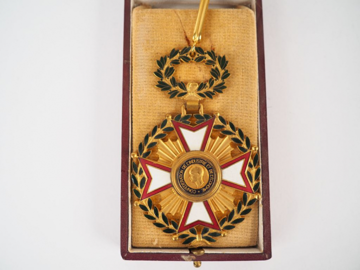 Boite contenant une étoile uniface en bronze doré et émail de commande