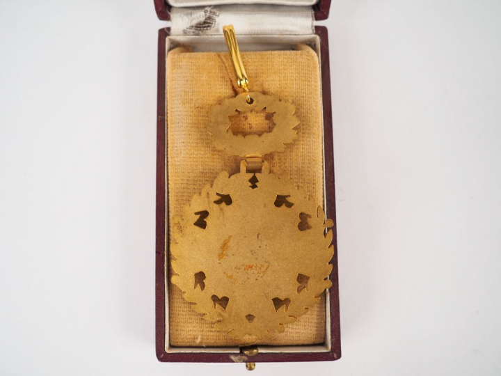 Boite contenant une étoile uniface en bronze doré et émail de commande