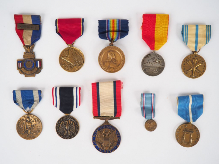 Lot de 10 décorations pendantes avec leur ruban spécifiques émises par